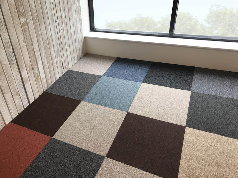 Interface Budget Isolation Mix / Bouclée / 50 cm x 50 cm / Mélange, Noir, Bleu, Gris, Beige