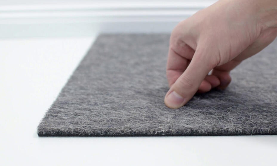 Dalles de moquette en aiguilleté / 